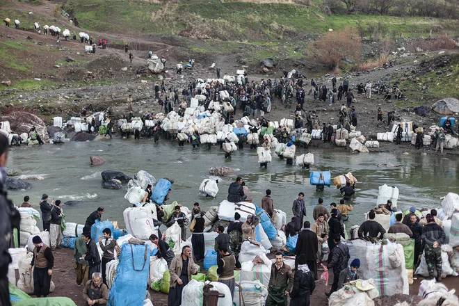 Čez reko Shabaddin. Iraški Kurdistan, iransko-iraška meja, 2014<br />
Foto Aram Karim/Darst Projects