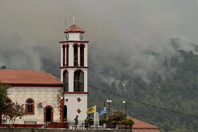 Dim se dviga s hriba pri vasi Kurkuli, na severu otoka Evia. FOTO: Louisa Gouliamaki/AFP