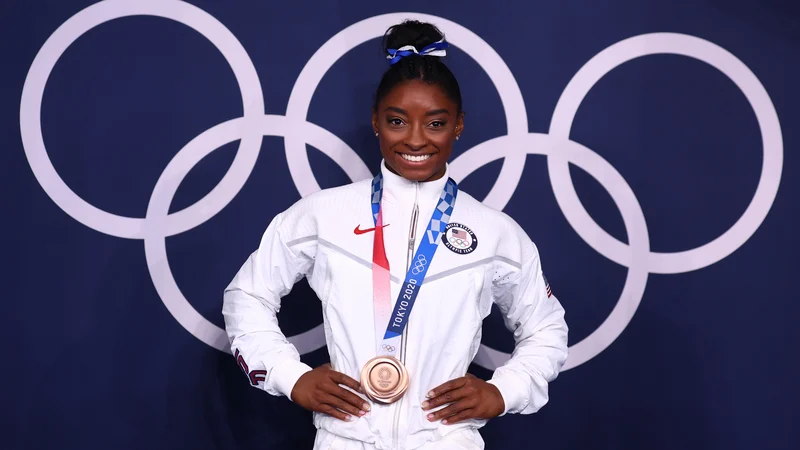 Fotografija: Simone Biles je vsaj začasno izstopila iz tekme za športnico z največ kolajnami vseh časov. Foto Mike Blake/Reu­ters