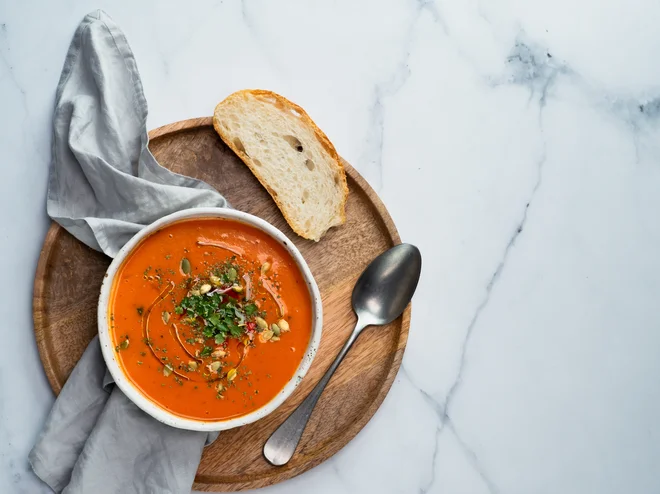 Gazpacho je verjetno nastal iz premisleka, kako porabiti suh kruh. Fotografije Shutterstock