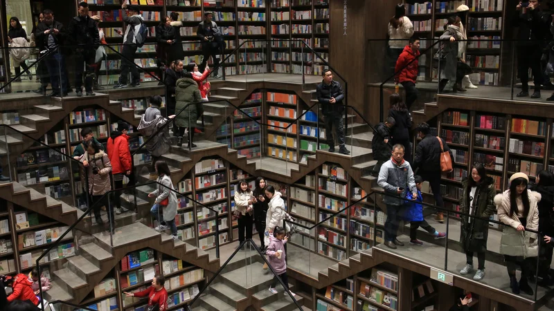 Pandemijsko lansko leto je zmanjšalo razpoložljivi denar za knjige pri tistih kitajskih kupcih, ki knjige nakupujejo za bralski užitek. Foto China Stringer Network/Reuters