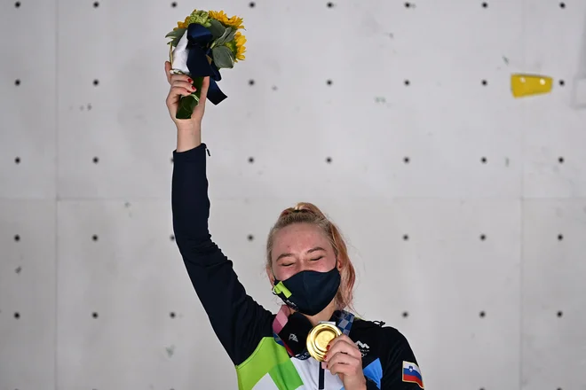 Slovenska plezalna junakinja med podelitvijo odličij. FOTO: Mohd Rasfan/AFP
