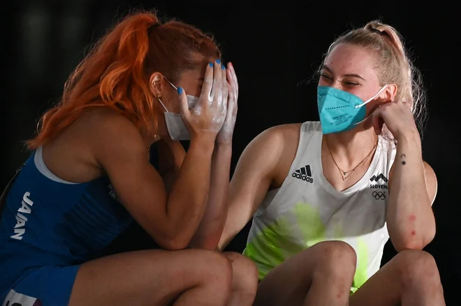 Slovenska šampionka v pogovoru z japonsko zvezdnico Miho Nonaka po koncu olimpijskega boja. FOTO: Mohd Rasfan/AFP