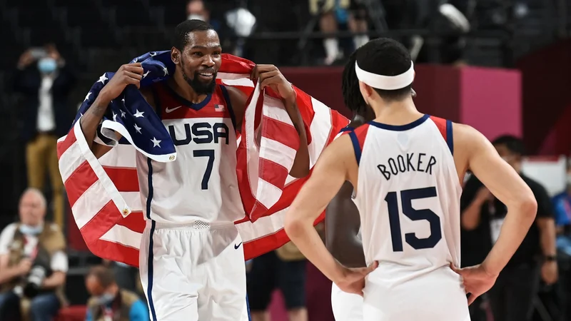 Fotografija: Kevin Durant si je nadel ameriško zastavo po svojem že tretjem zlatem olimpijskem odličju v karieri. Zlato kolajno je osvojil tudi na SP 2010. FOTO: Aris Messinis/AFP