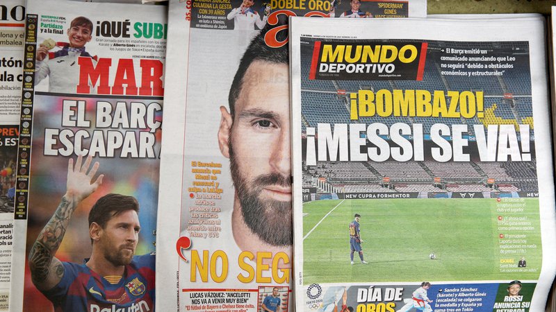 Fotografija: Španski časopisi v teh dneh komaj dohajajo vse, kar se dogaja v Barceloni. FOTO: Albert Gea/Reuters