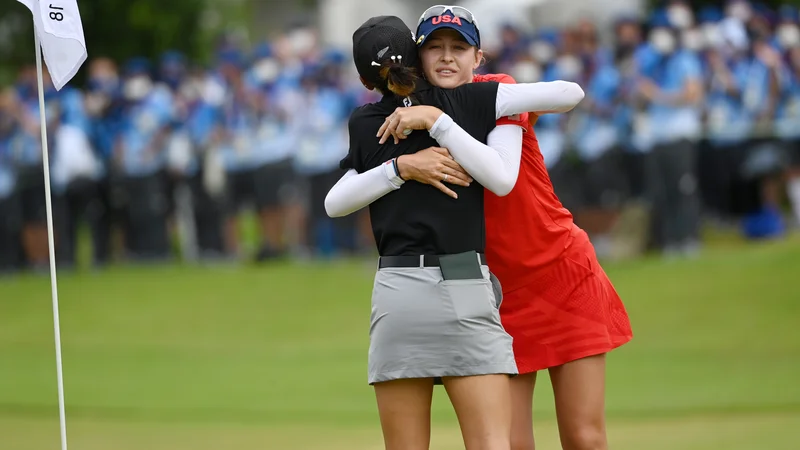 Fotografija: Objem ameriške zmagovalke Nelly Korda in Novozelandke Lydie Ko. FOTO: Toby Melville/Reuters