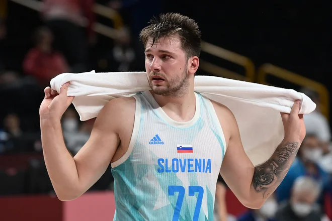 Luka Dončić je igral na OI vrhunsko, tudi za konec je bil naš najučinkovitejši košarkar, vendar pa Tokio zapušča brez kolajne. FOTO: Aris Messinis/AFP