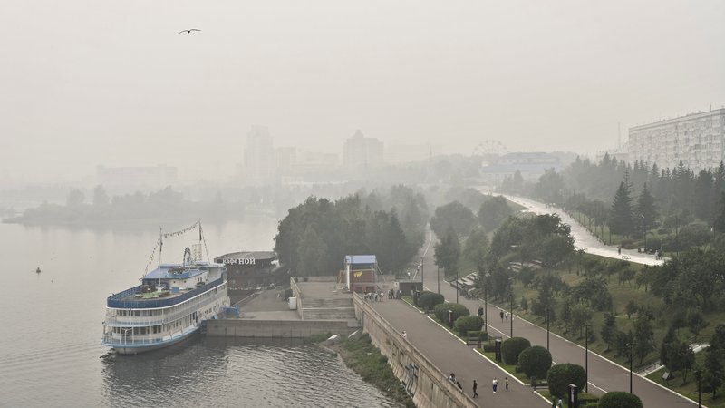 Fotografija: Krasnojarsk je zavit v dim zaradi obsežnih gozdnih požarov. FOTO: Reuters
