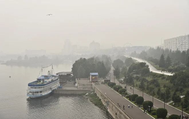 Krasnojarsk je zavit v dim zaradi obsežnih gozdnih požarov. FOTO: Reuters