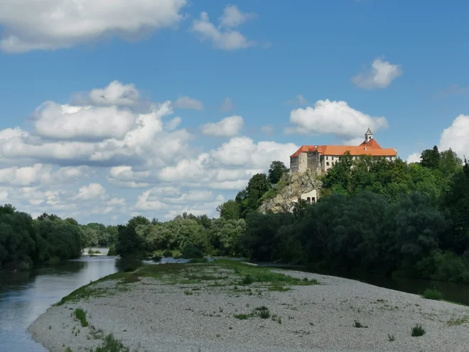 Grad Borl je obnovljen z evropskimi sredstvi, a še ni odprt za obiskovalce. FOTO: Milena Zupanič