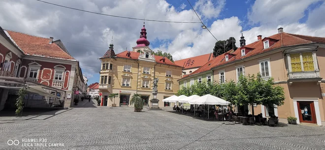 Mestni trg, središče Ptuja, v poletni vročini sameva. FOTO: Milena Zupanič