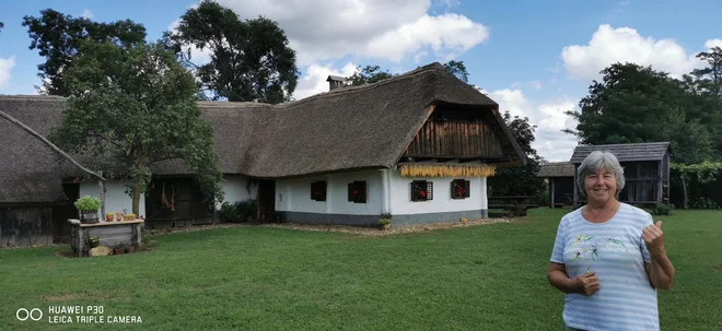 Pred Dominkovo hišo v Gorišnici nas je pričakala Anica Toplak, upokojena učiteljica, ki je osebno poznala zadnjo lastnico domačije, ki je zamrznjena v muzej. Zelo zanimiva pripoved. FOTO: Milena Zupanič