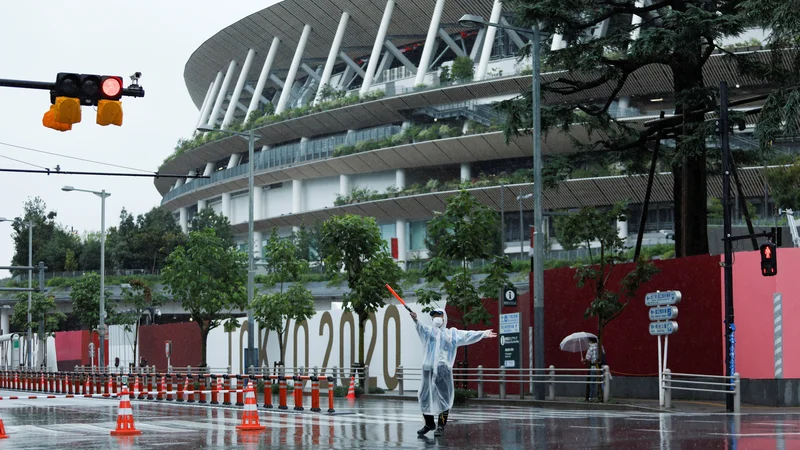 Fotografija: Policist ob olimpijskem stadionu, ki ga je na zadnji dan iger »obiskal« tudi tajfun. FOTO: Androniki Christodoulou/Reuters