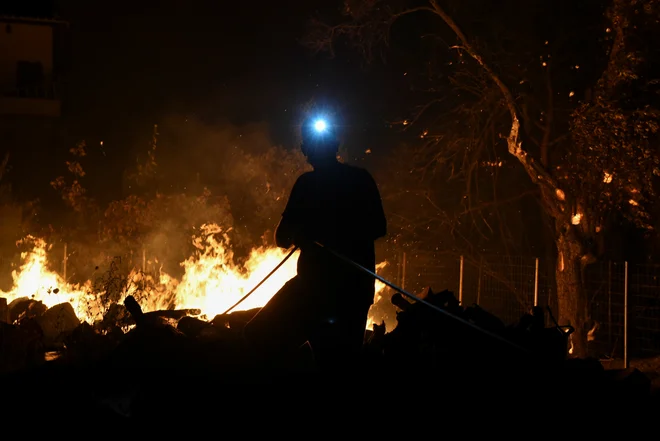 Znanstveniki opozarjajo, da bodo podnebne spremembe in segrevanje ozračja prinesle še več podobnih naravnih katastrof. FOTO: Alexandros Avramidis/Reuters