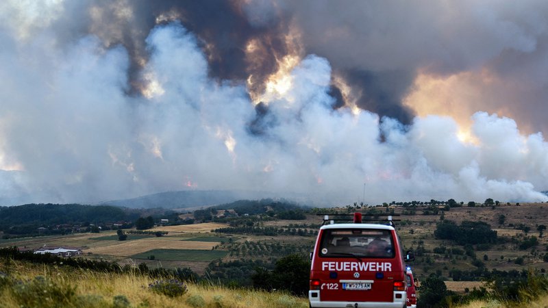 Fotografija: Razmere za širitev požara so še vedno zelo neugodne. FOTO: Arbnora Memeti/Afp
