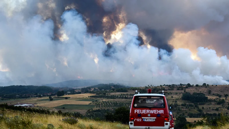 Fotografija: Razmere za širitev požara so še vedno zelo neugodne. FOTO: Arbnora Memeti/Afp