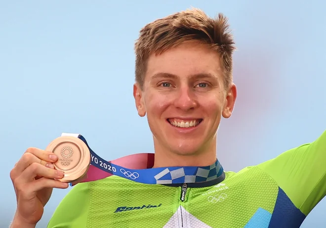 Tokyo 2020 Olympics - Cycling - Road - Men's Road race - Medal Ceremony - FSW - Fuji International Speedway - Shizuoka, Japan - July 24, 2021. Bronze medallist, Tadej Pogacar of Slovenia celebrates on the podium. REUTERS/Matthew Childs Foto Matthew Childs Reuters