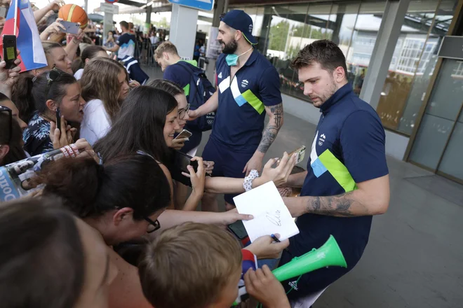 Med navijači se je slišalo vzklikanje: 'Luka Dončić'. FOTO: Voranc Vogel/Delo