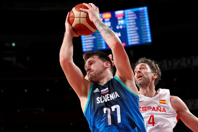 Luka Dončić in Pau Gasol sta se v skupinskem delu olimpijskega turnirja pomerila zadnjič v reprezentančni karieri. FOTO: Brian Snyder/Reuters