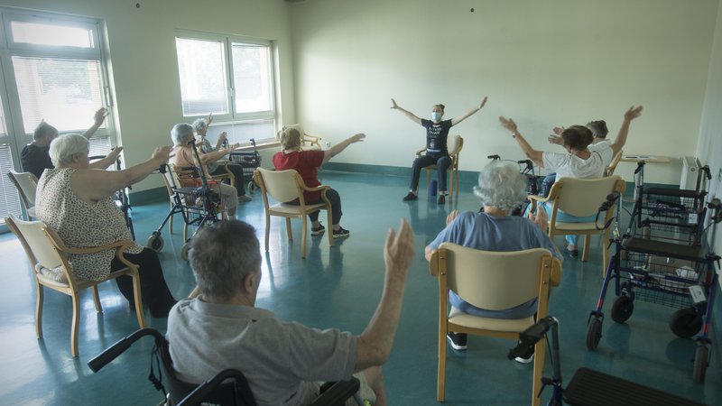 Fotografija: Projekt Aktivna starost je namenjen starejšim od 65 let, ki so še aktivni in zdravi, ter zagotavljanju njihovega splošnega dobrega počutja. FOTO Jure Eržen/Delo