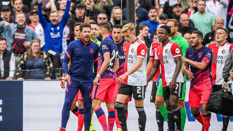 Fotografija: Simeone (levo) je ob izključitvi svojega varovanca Carrasca že v prvem polčasu posredoval na zelenici. FOTO: Tom Bode/AFP