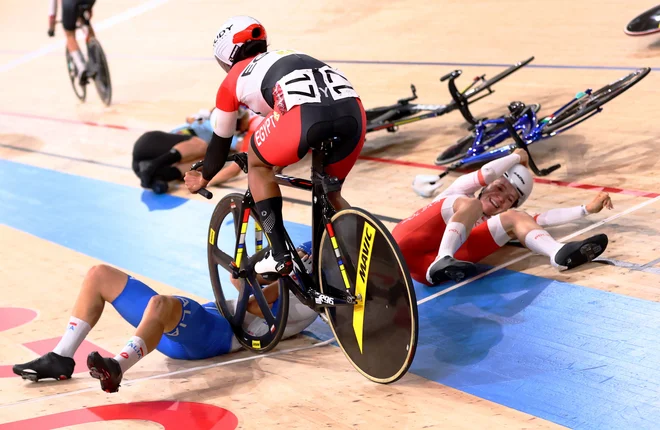 Na ženskem omniumu, olimpijski šprinterski dirki na velodromu v Tokiu je prišlo do skupinskega padca, kjer jo je najhuje skupila Italijanka Elisi Balsamo, katero je pri polni hitrosti prevozila Egipčanka Ebtissam Zayed Ahmed. FOTO: Matthew Childs/Reuters<br />
<br />
<br />
<br />
