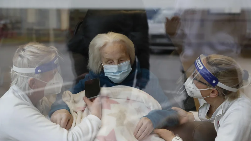 Fotografija: Varovanci domov za starostnike so bili med tistimi, ki jih je epidemija najbolj prizadela na zdravstvenem področju, zelo so trpeli tudi zaradi okrnjenih socialnih stikov. Foto Leon Vidic