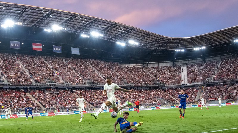 Fotografija: Čeprav ni bilo golov, so polne tribune uživale ob navzočih zvezdnikih, kot sta tudi Ante Rebić (levo), hrvaški reprezentant iz Milana, ter Realov Brazilec Eder Militao. FOTO: Johann Groder/AFP