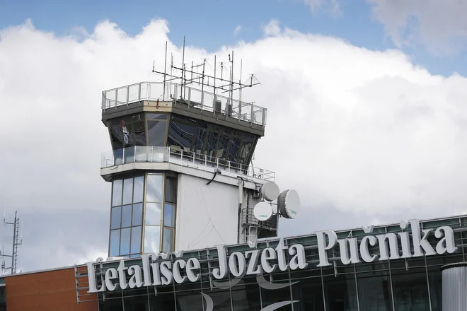 Letališče Jožeta Pučnika Ljubljana v času koronavirusa marca letos. FOTO: Leon Vidic/Delo