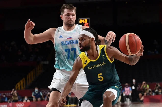 Luka Dončić bo imel še veliko priložnosti za osvojitev prve olimpijske kolajne, Australec Patty Mills jo je dočakal tik pred 33 rojstnim dnevom. Foto Aris Messinis/AFP