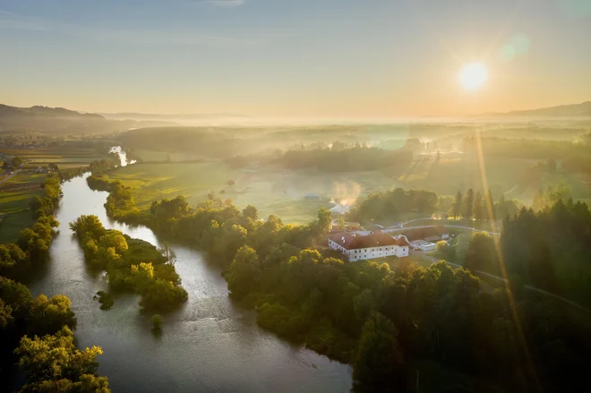 Grad Otočec, edini vodni grad v Sloveniji, je bil prvič omenjen<br />
v 13. stoletju, natančneje leta 1252, ko so v njem prebivali vazali freisinških škofov, vitezi Otoški. FOTO: Terme Krka