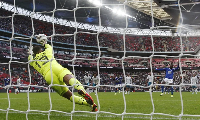Nigerijski napadalec Kelechi Iheanacho je na prvi uradni tekmi pred novo sezono, na Wembleyju sta se za superpokal spopadla njegov Leicester City in Manchester City, dosegel edini gol na obračunu z nekdanjimi delodajalci in prinesel nov pokalni naslov Leicestru. FOTO: Peter Cziborra/Reuters