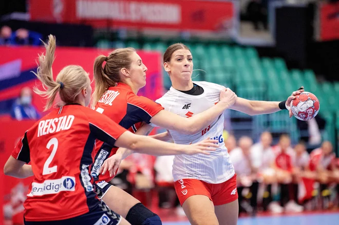 Poljakinja Aleksandra Zych (z žogo) bo po lanskem evropskem prvenstvu z rojakinjami nastopila tudi na mundialu. FOTO: Bo Amstrup/AFP