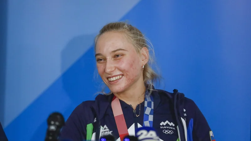 Fotografija: Janja Garnbret (na fotografiji) med prvo novinarsko konferenco po povratku v domovino. FOTO: Jože Suhadolnik/Delo