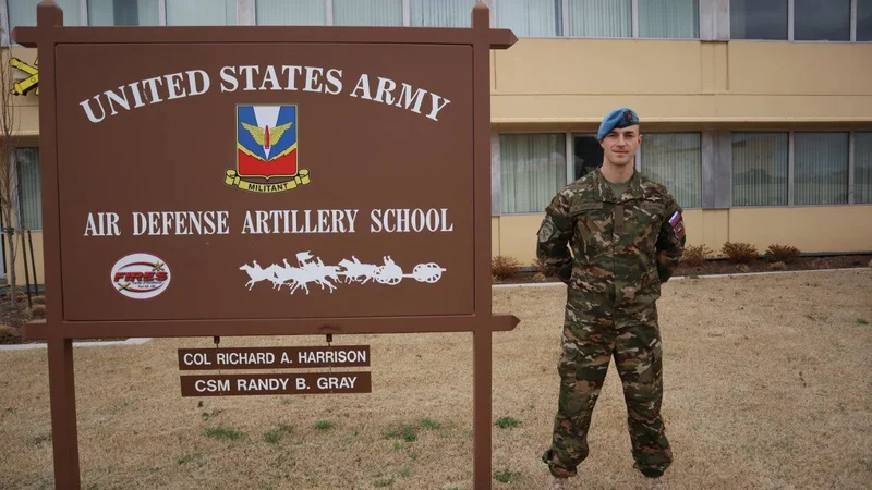 Fotografija: Nadporočnik SV Aleš Siničič je med šolanjem v Oklahomi marca letos na preizkusu fizičnih zmogljivosti kot edini v generaciji in kot četrti od več kot milijon vojakov ameriške vojske zbral vse možne točke.
Foto Osebni Arhiv