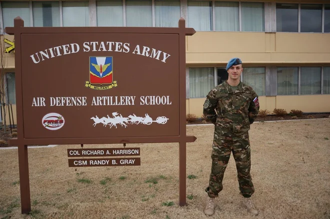Nadporočnik SV Aleš Siničič je med šolanjem v Oklahomi marca letos na preizkusu fizičnih zmogljivosti kot edini v generaciji in kot četrti od več kot milijon vojakov ameriške vojske zbral vse možne točke.<br />
Foto Osebni Arhiv