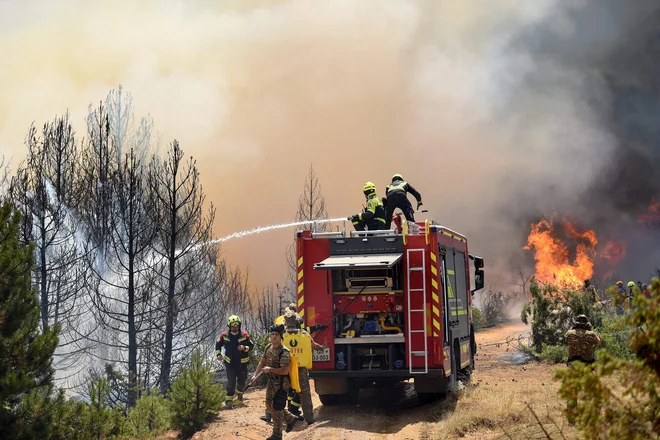 Slovenski gasilci pri gašenju gozdnega požara v vasi Budinarci blizu Berova. FOTO: Arbnora Memeti/AFP