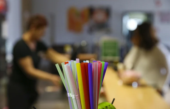 Plastične slamice bi morale biti prepovedane povsod po EU že 3. julija, a države zamujajo. FOTO: Jože Suhadolnik/Delo