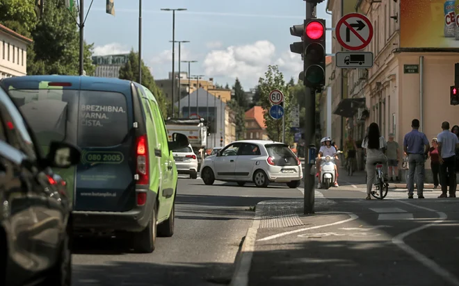 Sprememba zakona glede zavijanja v desno velja le za tista križišča, kjer bo ob rdeči luči nameščena dodatna črna tabla z zeleno puščico. FOTO: Blaž Samec/Delo