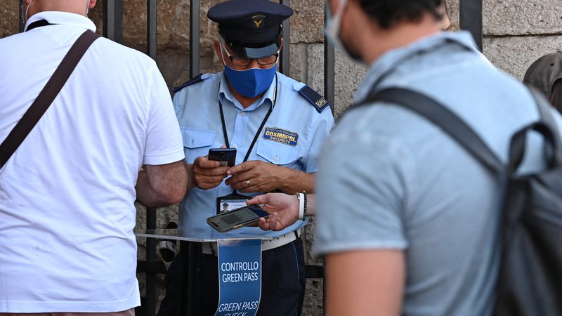 Fotografija: Preverjanje digitalnega covidnega potrdila v Italiji. FOTO: Andreas Solaro/AFP