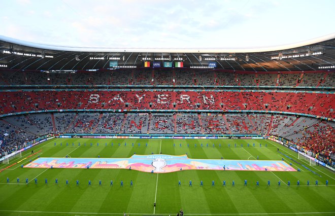 Uefa je lani prva na svetu odprla nogometne štadione in letos prva uspešno vrnila na tekme – negativno testirane – navijače. Na fotografiji prizor med derbijem Italije in Belgije v Münchnu. FOTO: Stuart Franklin/Reuters