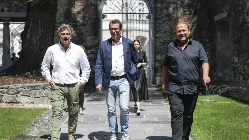 Fotografija: Tenorist Jonas Kaufmann, dirigent Jochen Rieder in direktor ljubljanskega festivala Darko Brlek pred novinarsko konferenco v Križankah Foto Uroš Hočevar/Kolektiff