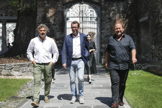 Tenorist Jonas Kaufmann, dirigent Jochen Rieder in direktor ljubljanskega festivala Darko Brlek pred novinarsko konferenco v Križankah Foto Uroš Hočevar/Kolektiff