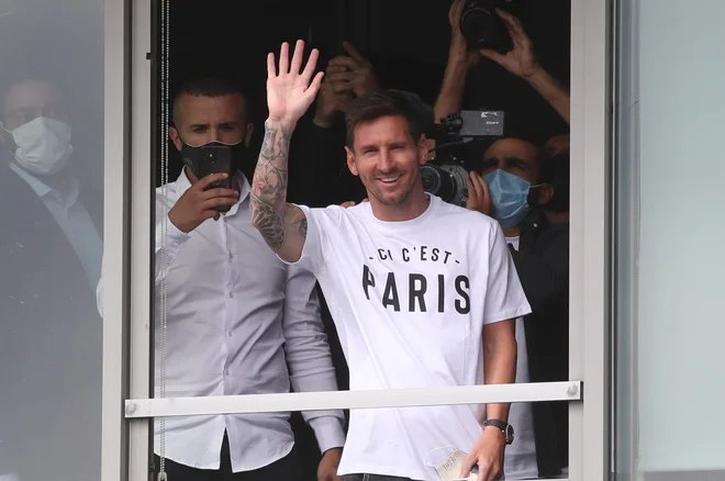 Lionel Messi je takole pozdravil zbrano množico na primestnem pariškem letališču Le Bourget. FOTO: Yves Herman/Reuters