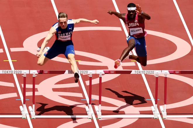 Karsten Warholm in olimpijsko srebrni Rai Benjamin iz ZDA sta zaradi supercopat čez ovire skakala kot na trampolinu. FOTO: Andrew Boyers/Reuters