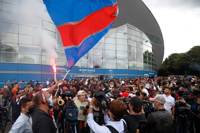 Navijači so pozdravili prihod Messija pred štadionom PSG. FOTO: Zakaria Abdelkafi/AFP