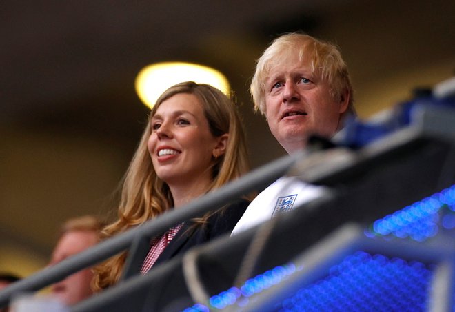 Britanski premier Boris Johnson in njegova soproga Carrie med finalno tekmo eura 2020. FOTO: John Sibley/Reuters