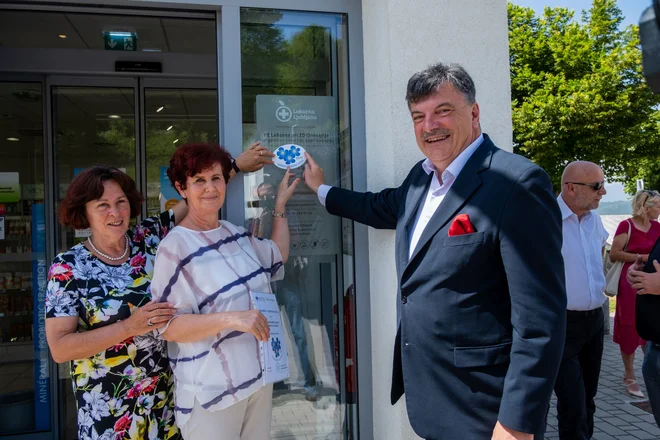 Znak, da je ustanova demenci prijazna točka, je tudi simbol Spominčice. Foto Peter Zakrajšek