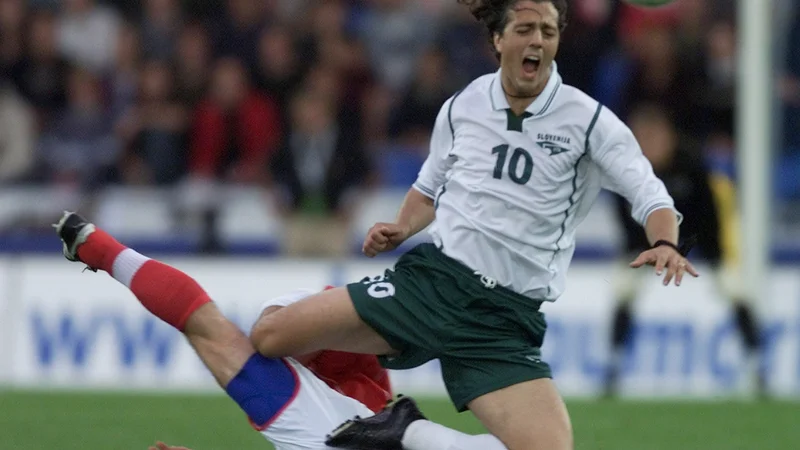 Fotografija: Zlatko Zahovic (R) of Slovenia falls over Yvan Quentin of Switzerland (L) during their World Cup 2002 European group one qualifier in the St.-Jakob-Park in Basle June 6, 2001. REUTERS/Ruben Sprich