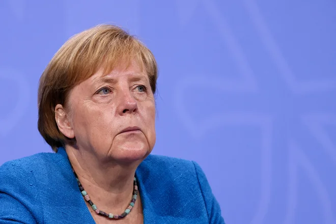 Nemška kanclerka Angela Merkel je skupaj z voditelji zveznih dežel razpravljala o še drugih omejitvenih ukrepih za jesen in zimo. Med drugim je na mizi predlog o omejitvah za necepljene. FOTO: Christian Mang/AFP